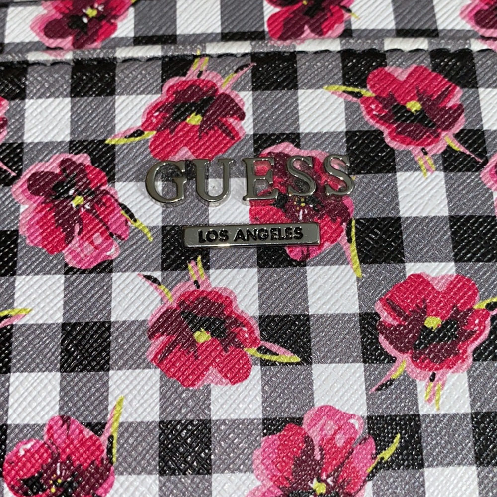 Guess wristlet - Picture 4 of 4